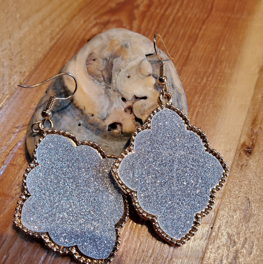 🌸Glitter Dangle Earrings ~NWOT ~ - Picture 2 of 2